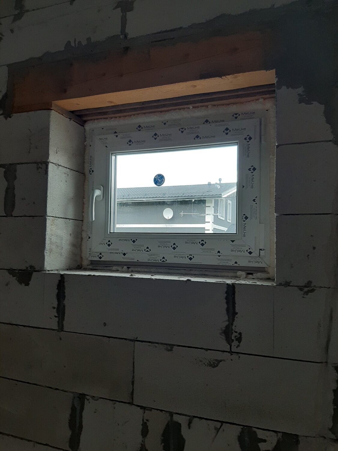 окна, окна в цокольном этаже, полость над окном пятиэтажки, basement window, старые пластиковые окна
