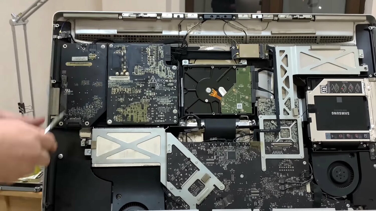 чистка imac 2011, ssd для imac 27 2012, видеокарта imac 2011, внутренности imac, qds brcm1029 imac a1312