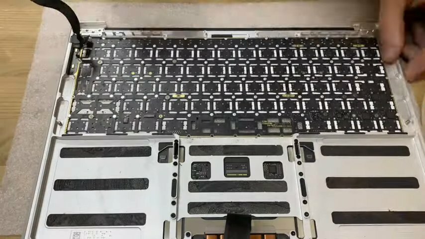 замена клавиатуры macbook, клавиатура ноутбука, macbook pro замена клавиатуры, макбук разобрать клавиатуру, клавиатура macbook air снять