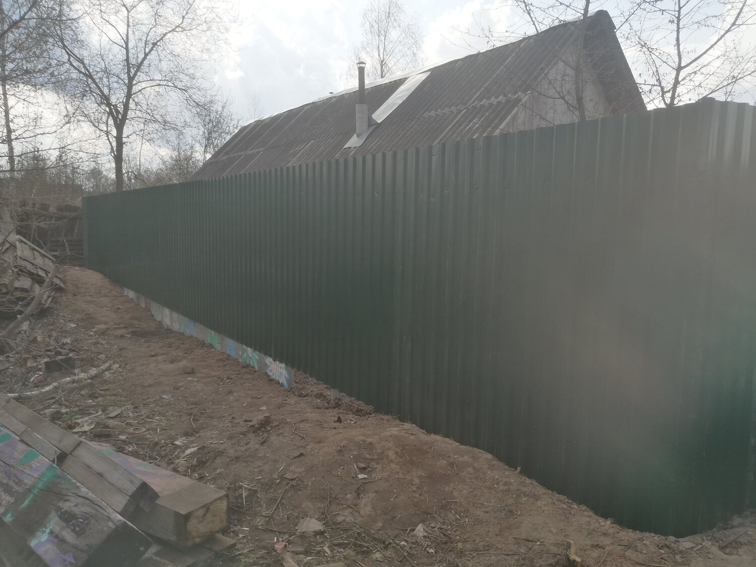 шифер под забором из профлиста, забор из профлиста, забор из профнастила, серый профнастил для забора, забор из профлиста и сетки