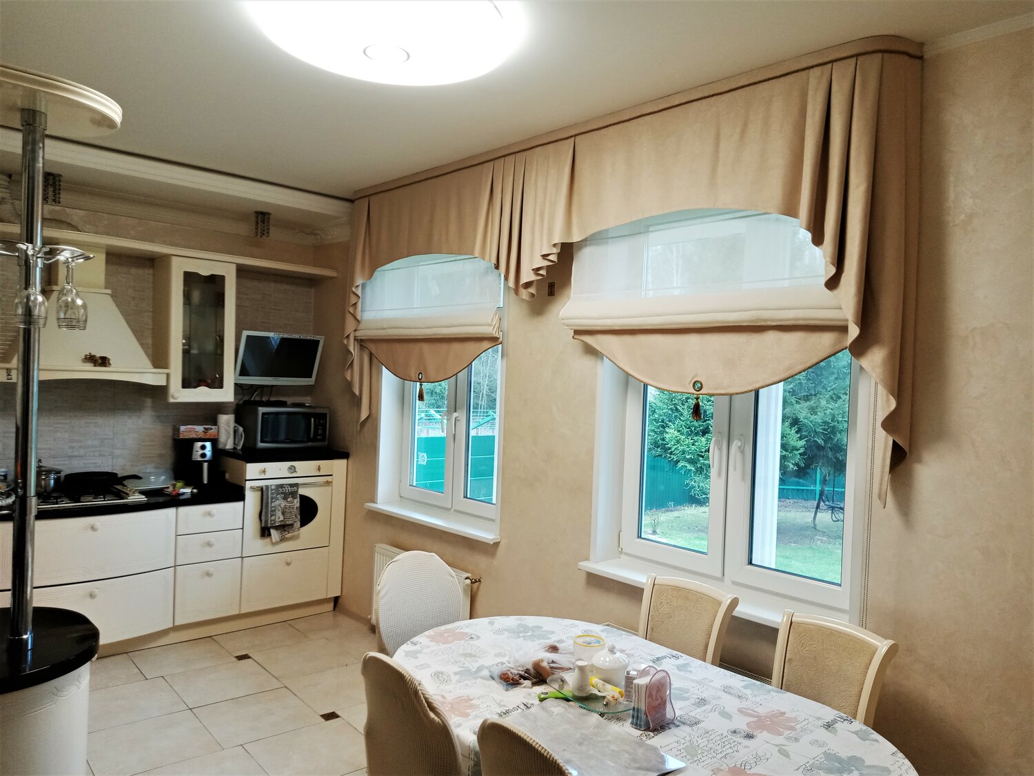 римская штора на кухню классика, римские шторы на кухню, римские шторы на кухню с балконом, римская штора на кухне с балконом, римские шторы белые на кухню на балкон