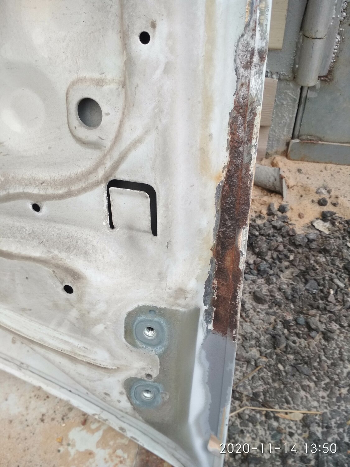 технологические отверстия в днище кузова ваз 2110, автомобиль, деталь, авто, разборка двери w123