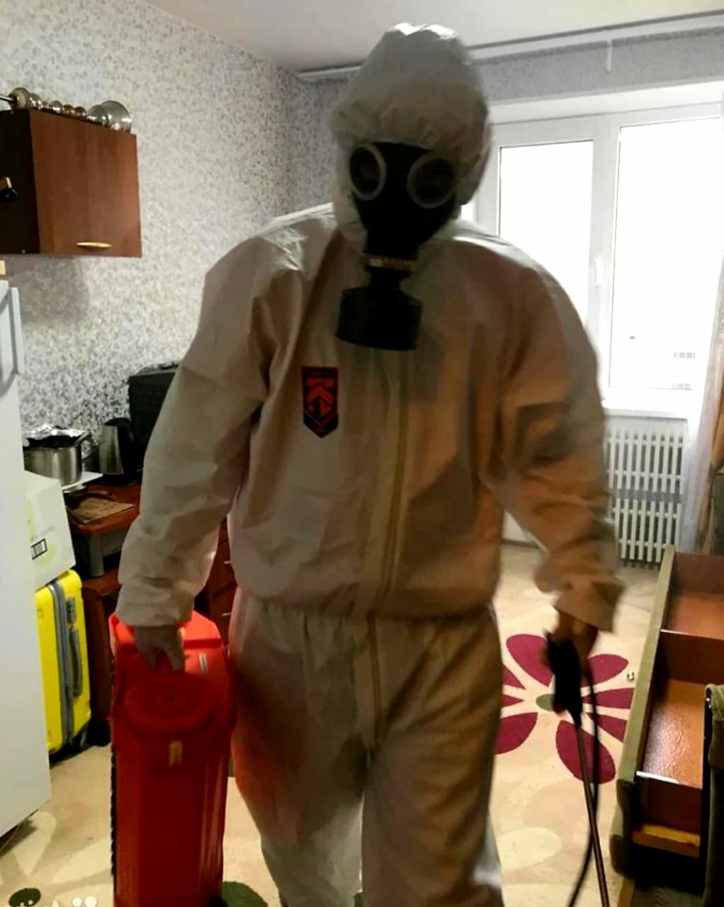 дезинсекция, дезинсекция тараканов, люди, человек, прикольный защитный костюм