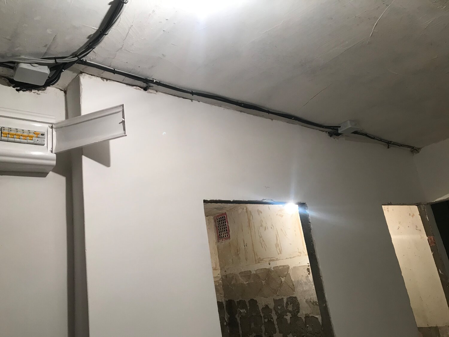 электромонтаж, электрика в квартире под подвесным потолком, электромонтажные работы, новая проводка в старом панельном доме, опуск потолка для вентиляции