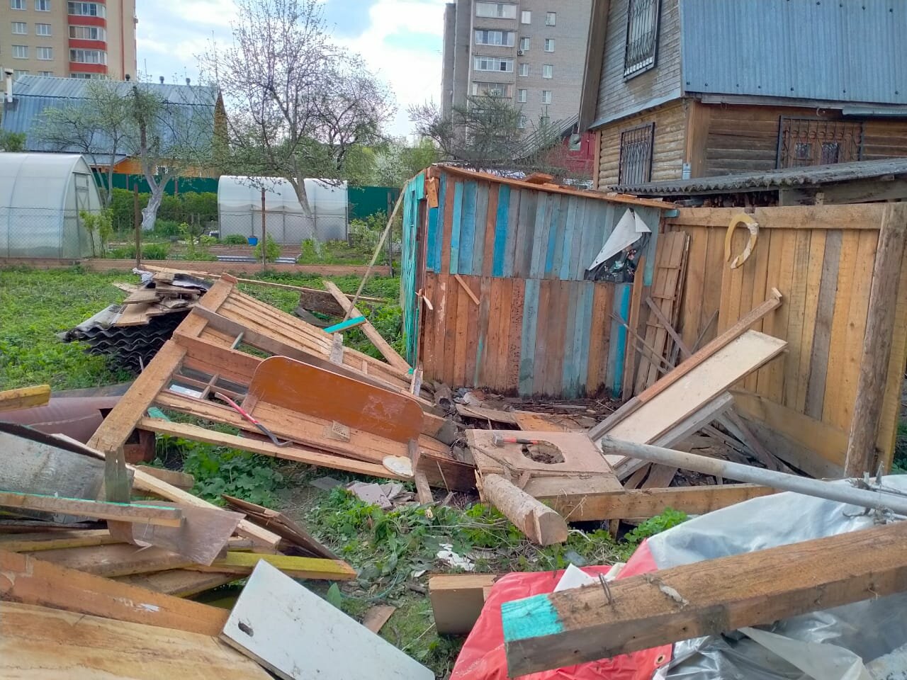 Демонтаж деревянного сарая