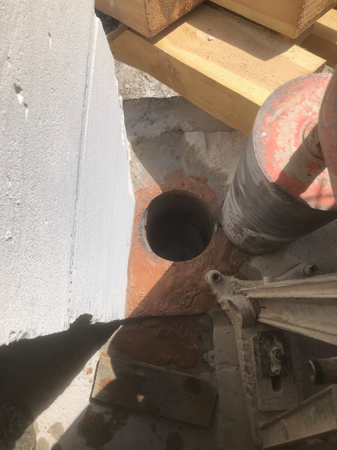 колодец канализационный, канализация, колодец, канализационный колодец из бетонных колец, чугунный водопровод в колодце