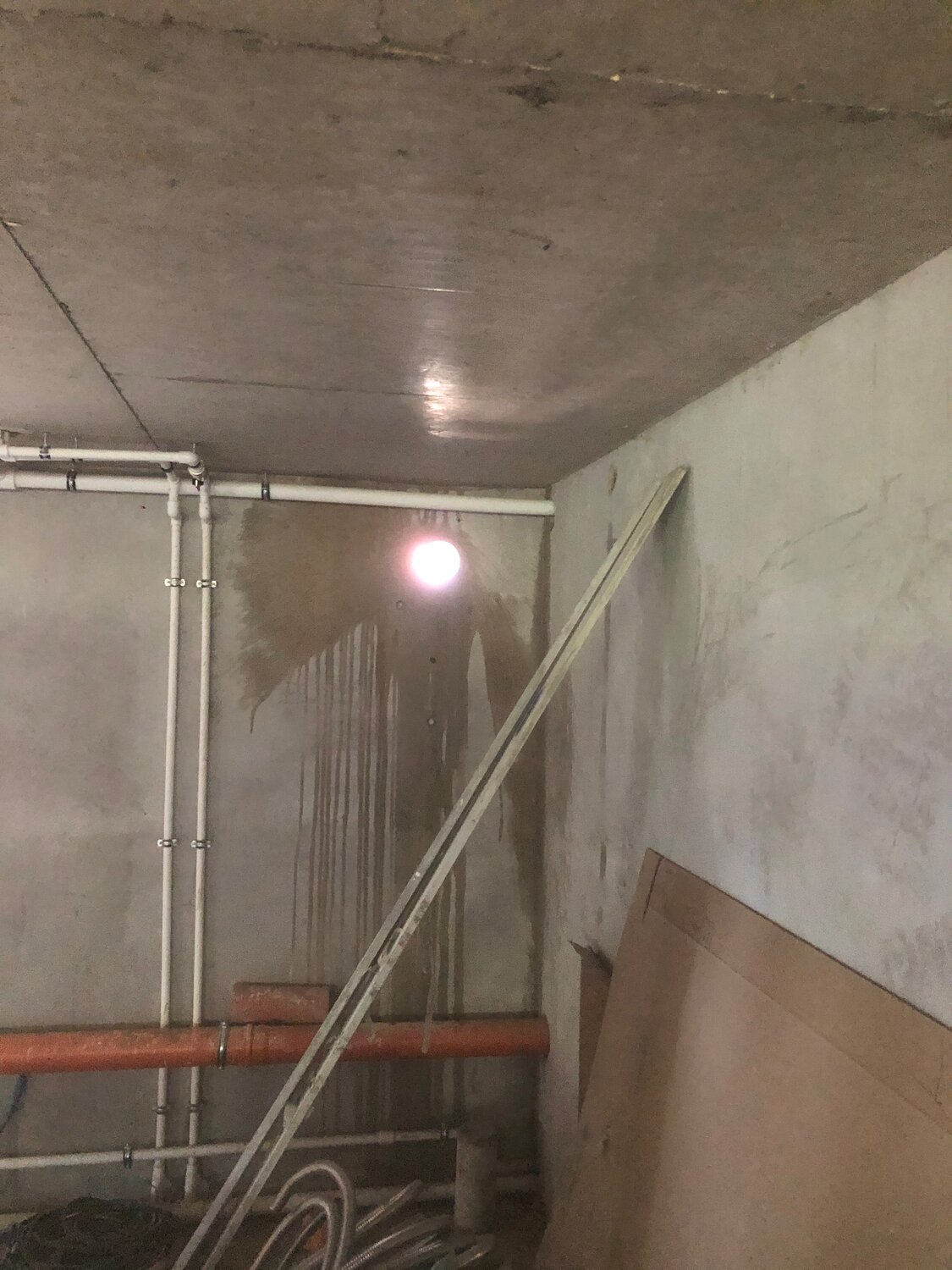 подвальное помещение, помещение, освещение в подвале, в гараже, подвал