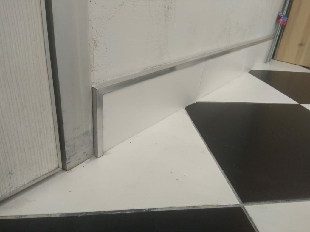 плинтус западающий из анодированного алюминия progress profiles proskirting line, алюминиевый плинтус под 45, плинтус proskirting line progress profiles, алюминиевый плинтус, промышленный плинтус deflex kd 60x100