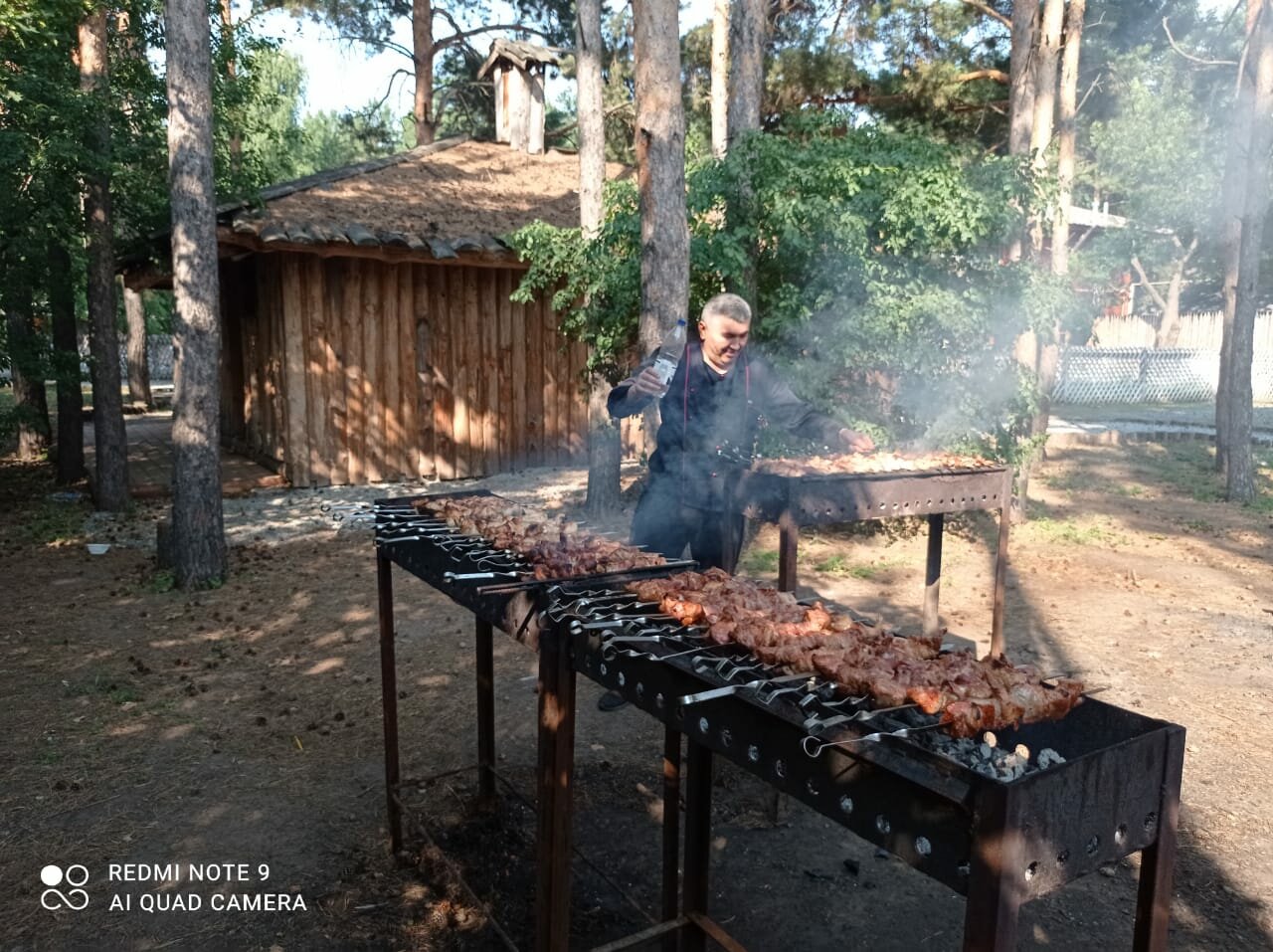шашлыки в лесу, шашлыки на даче, шашлыки на озере, жарят шашлык, шашлычок на природе
