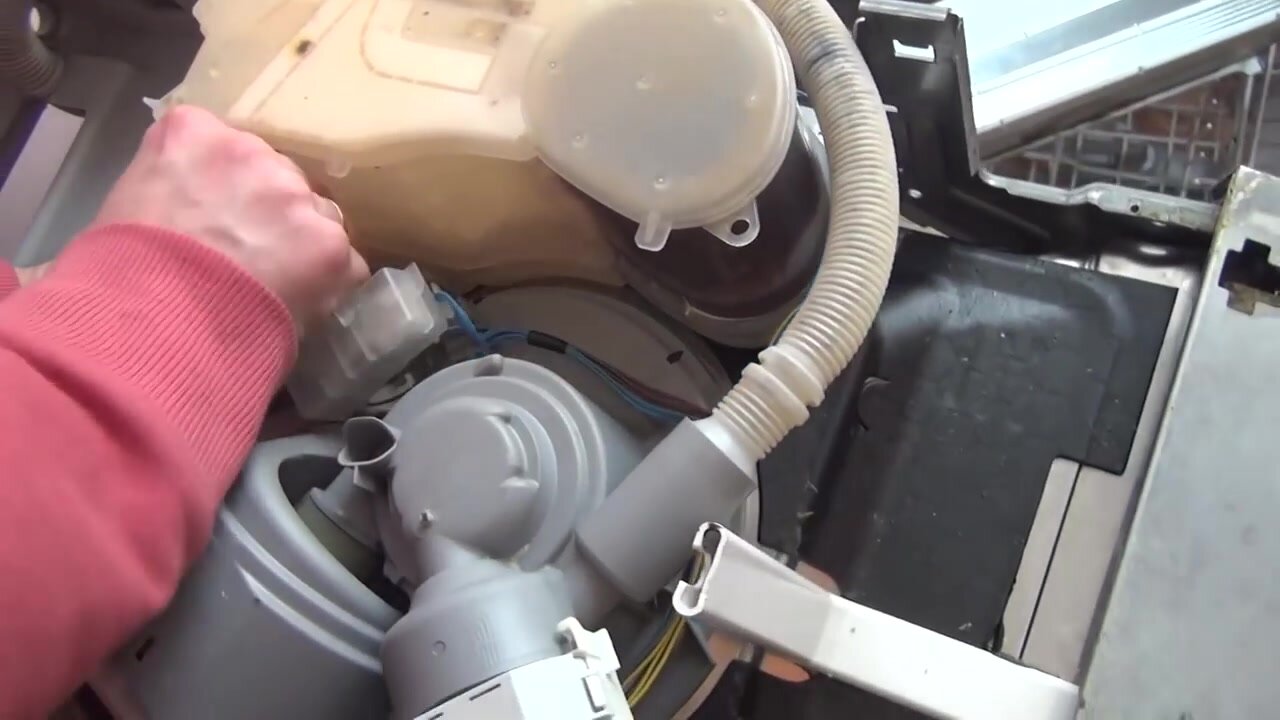 слив воды посудомойка bosch, охлаждающая жидкость пежо 301 1.2, антифриз в пежо 301, жидкость гура на митсубиси аутлендер 2007, масло гур mitsubishi outlander 2.4 2010