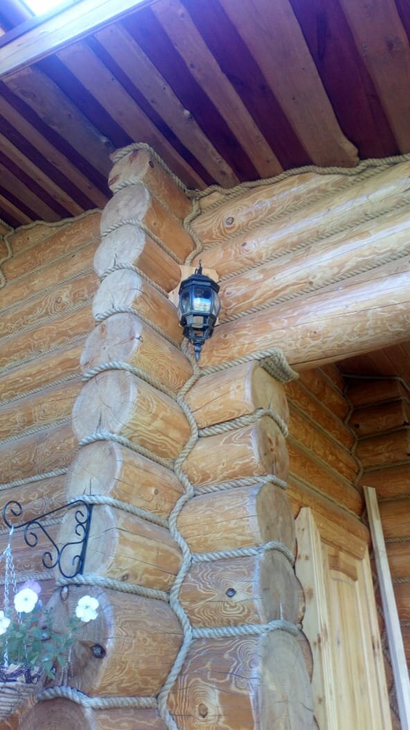 отделка сруба, конопатка сруба перфоратором, конопатка на строганном бревне, конопатка сруба, герметик для сруба бани