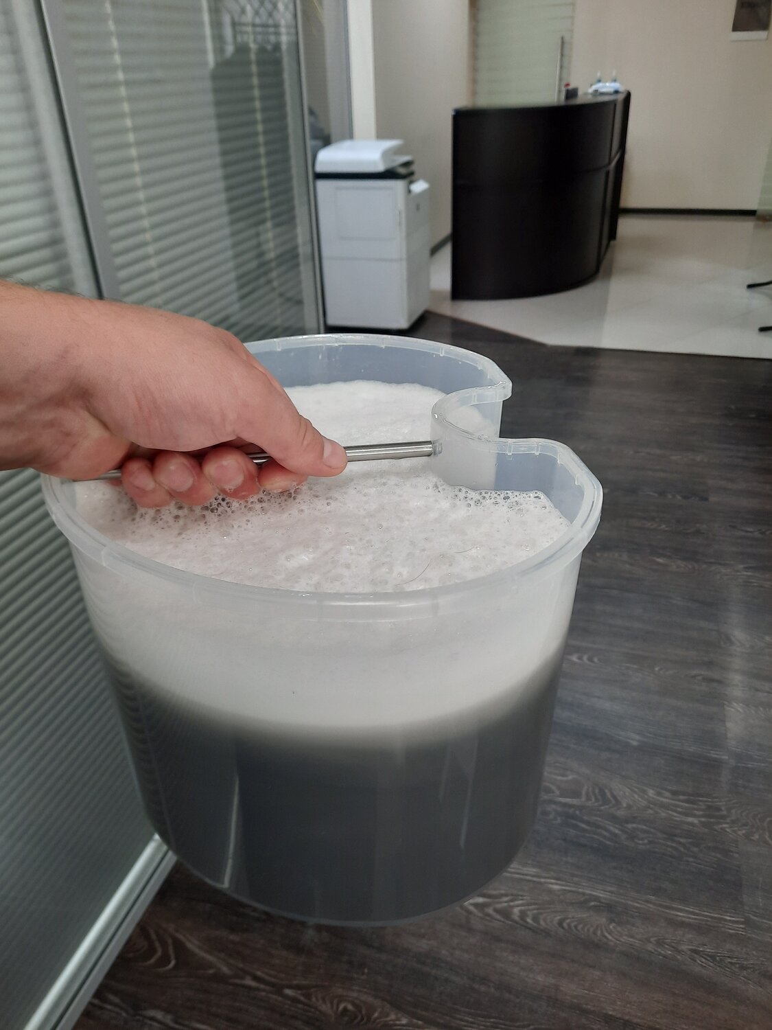 молоко, молочная, взбитое молоко, ведро молока, коктейль самодельный молочный