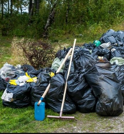 уборка мусора, мусор, субботник мусор, гора мусора в мешках, уборка территории