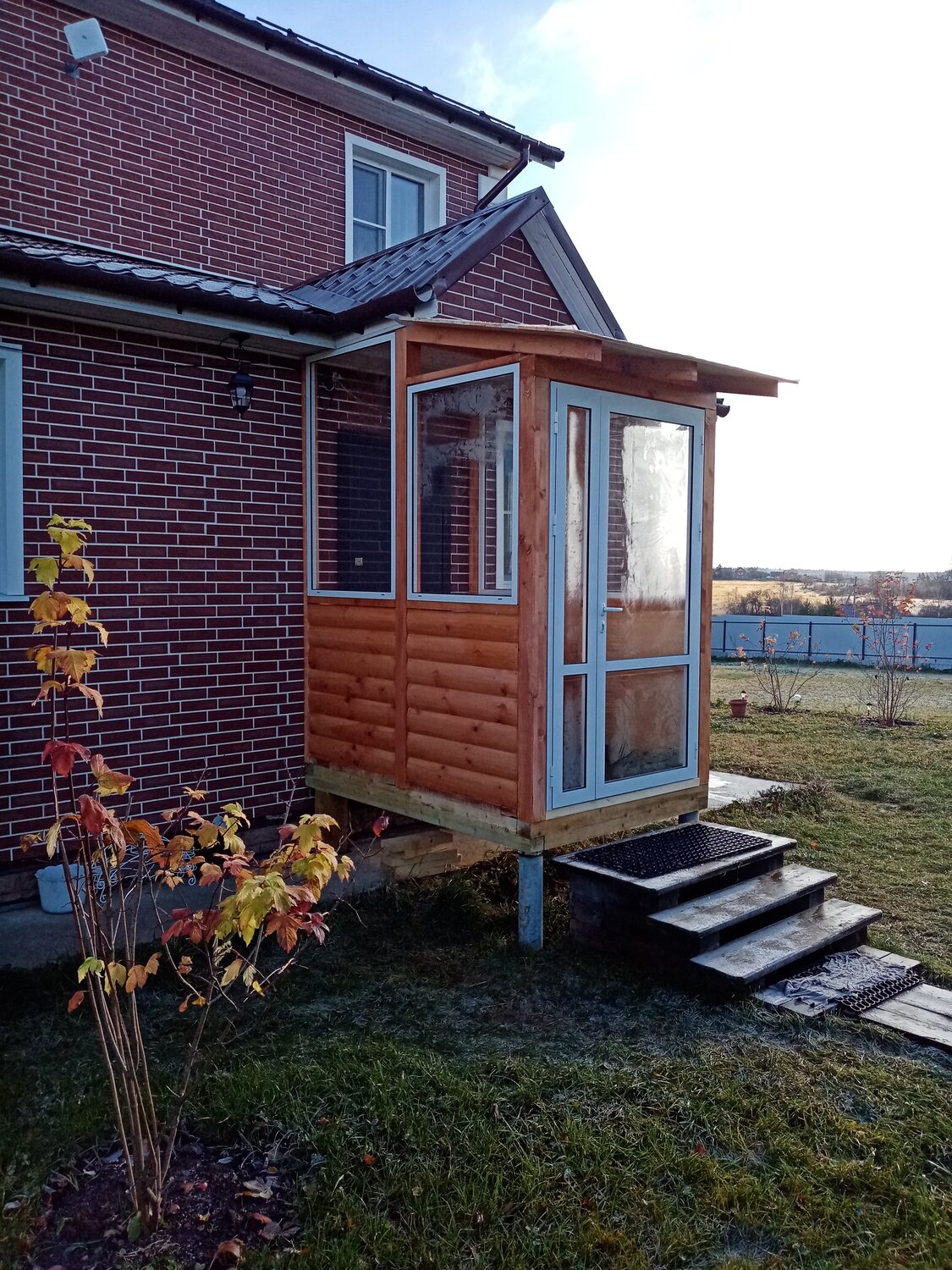 веранда, остекленная веранда к дачному дому, дача, садовый домик, новая веранда к старому дому