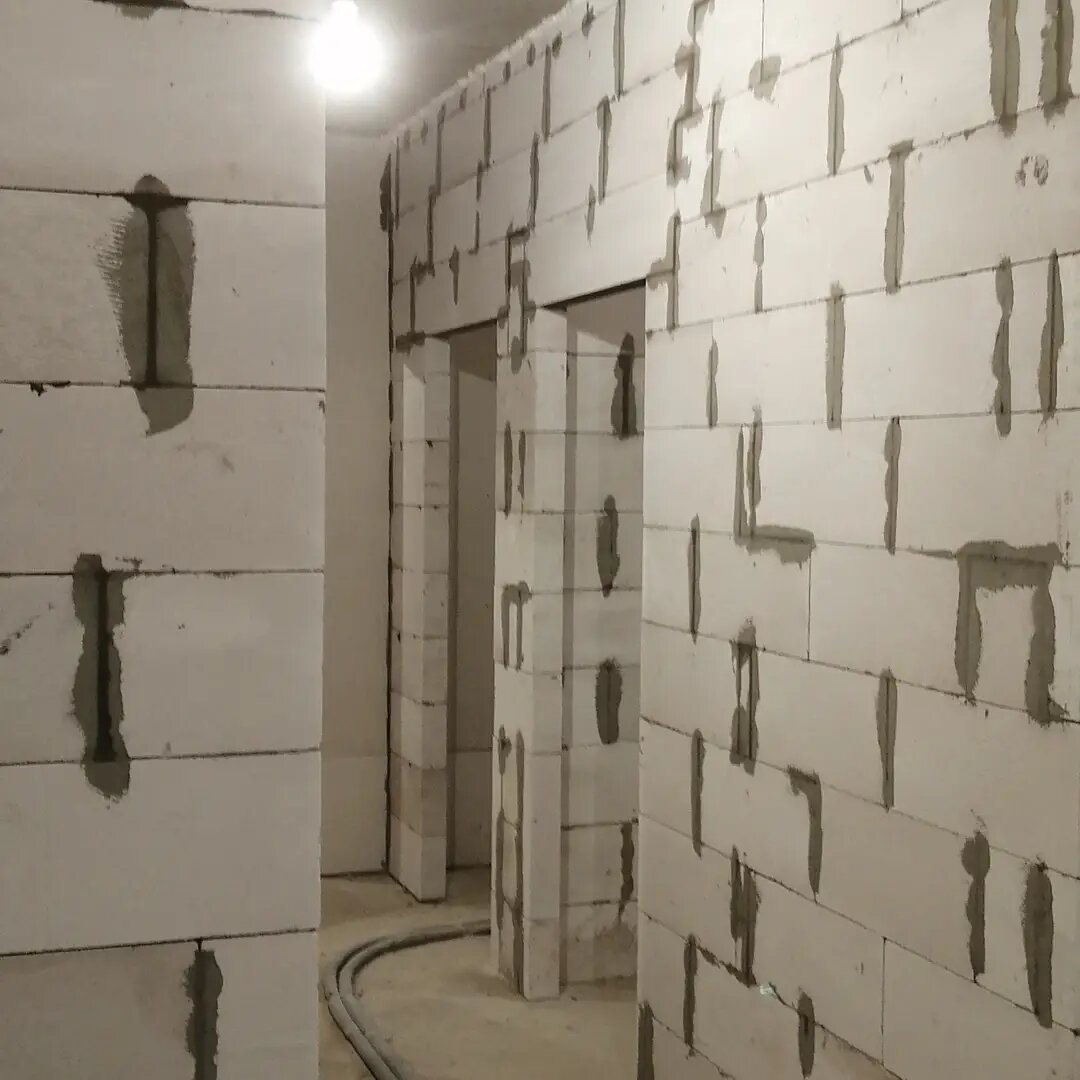 перегородки из газобетона 100, межкомнатные перегородки из газобетонных блоков, гипсокартон на стены из газоблока, кладка перегородок из гипсовых блоков, силикатная пазогребневая перегородка 115 перемычки