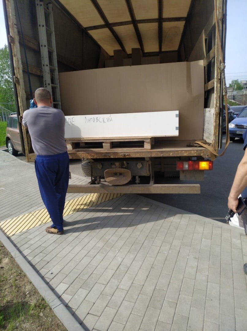 разгрузка газели, автомобиль оборудованный для перевозки мебели, разгрузка тентованной фуры, грузоперевозки, разгрузка фуры с камнем