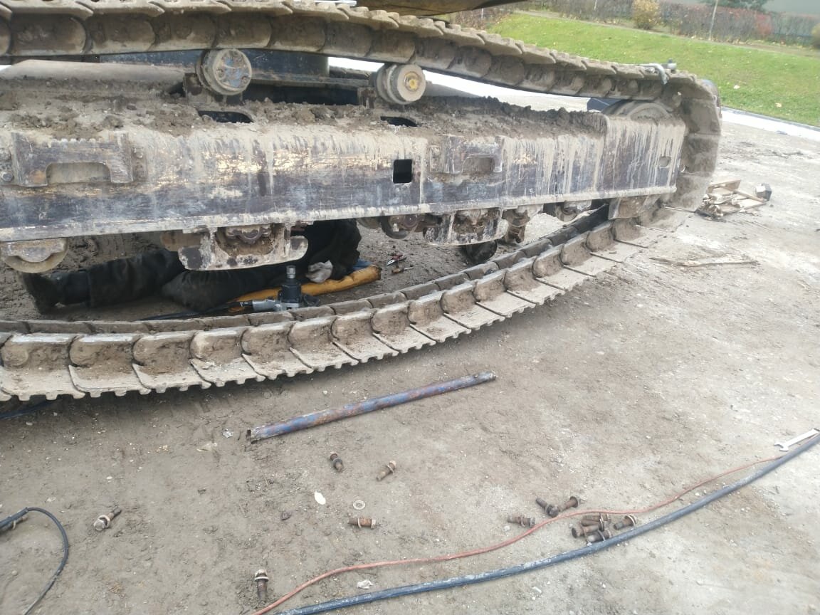 terex 210 гусянка, натяжка гусениц на мини экскаваторе, гусянка, гусеничный натяжитель на экскаватор, шиповка гусениц бульдозера