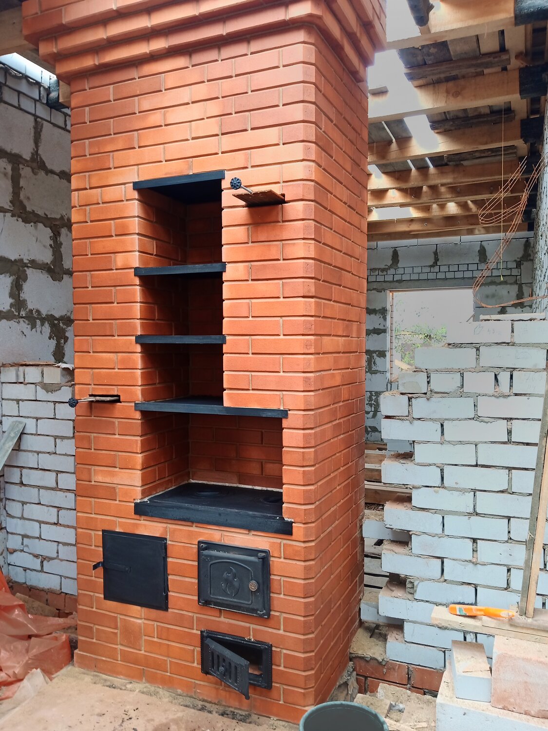 отопительно-варочная печь из кирпича lode, кирпичные печь шведка с водяным контуром, дачная печь шведка, печки из кирпича для дома дровяные, крашеная кирпичная печь