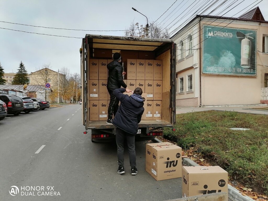 человек, грузчик, переезд, вывоз мусора с грузчиками изображен, груз