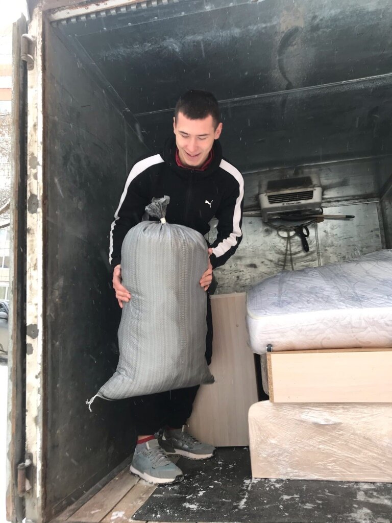 грузчик с тяжелым грузом, грузчик, грузчики разгрузка вагона, грузчики на складе сыпучих, мужчины