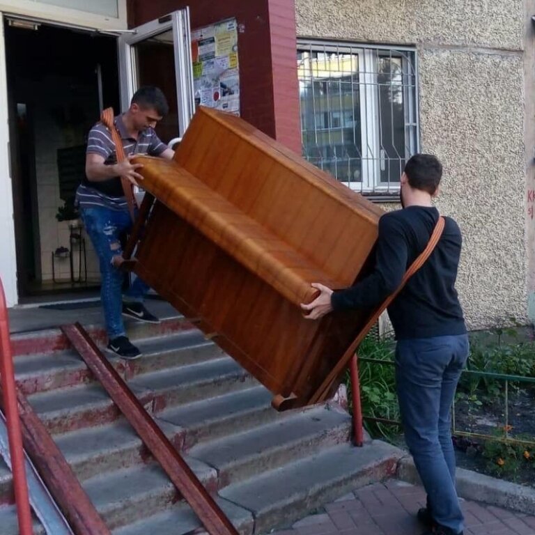 грузчики пианино, пианино, грузчики несут пианино, подъем пианино, грузчики фортепиано