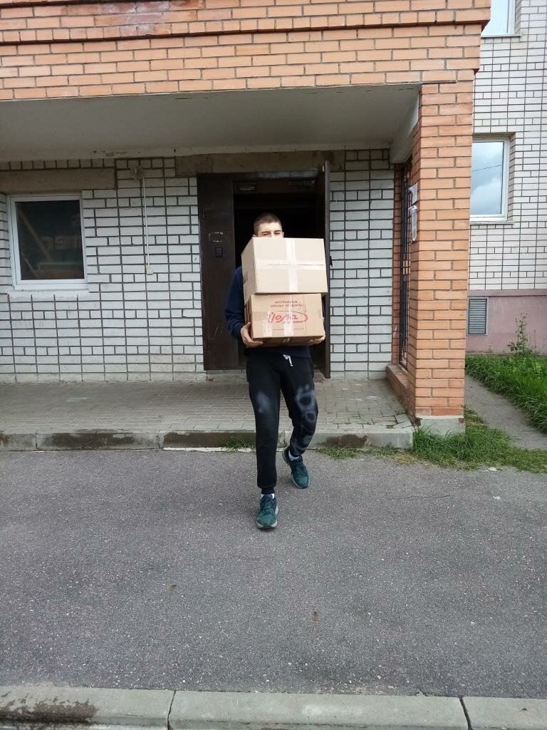 человек, люди, депрессивные плакаты на улице, выселение из квартиры, молодёжная организация