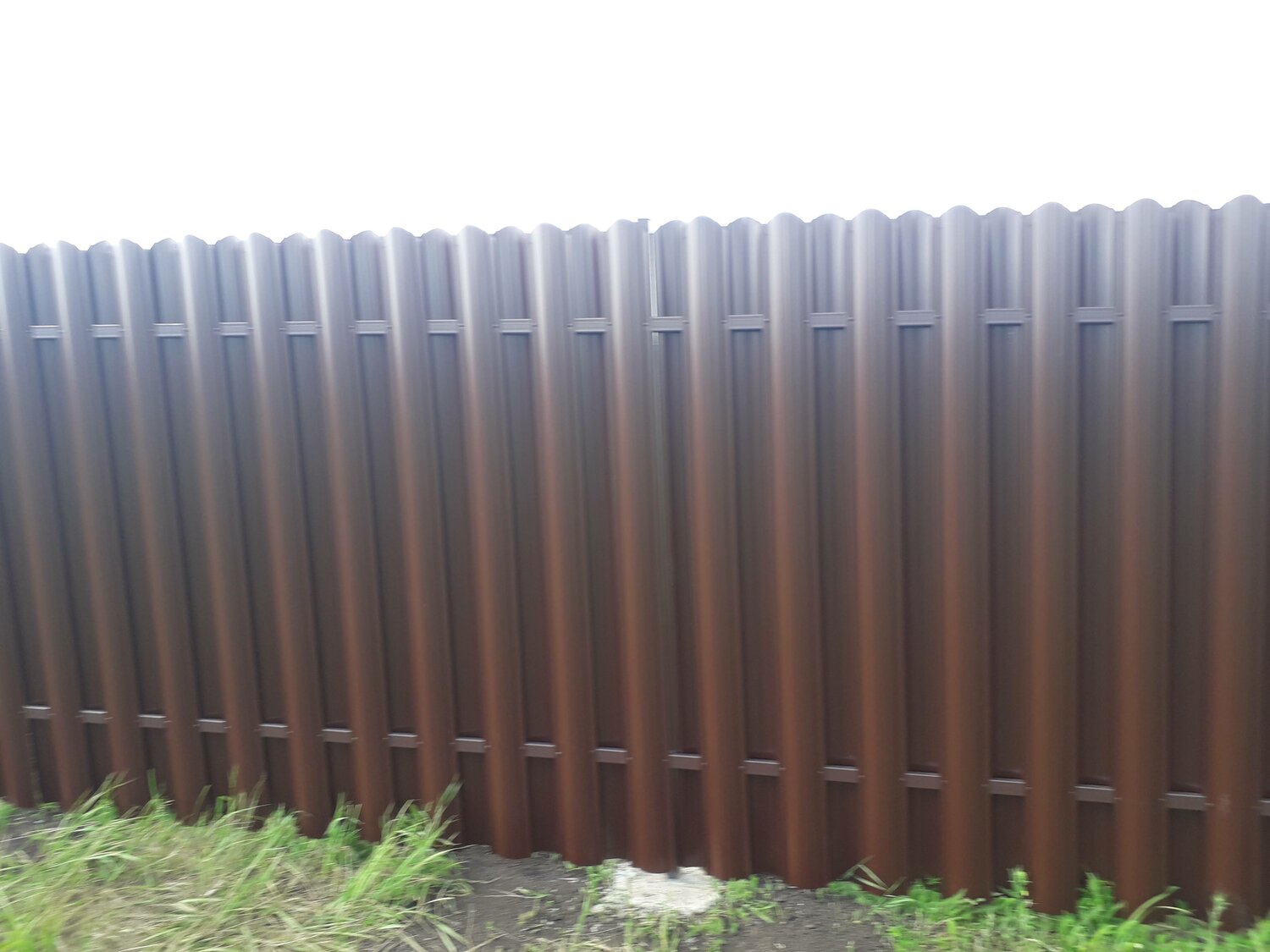 забор из евроштакетника черри вуд, забор штакетник металлический шахматка, забор из евроштакетника вертикальный, забор из евроштакетника комбинированный, забор из металлического штакетника