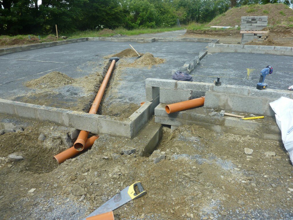 канализация под плитой фундамента, канализация в частном доме, прокладка канализации под фундаментной плитой, прокладка канализации под фундаментом, прокладка канализации под монолитной плитой