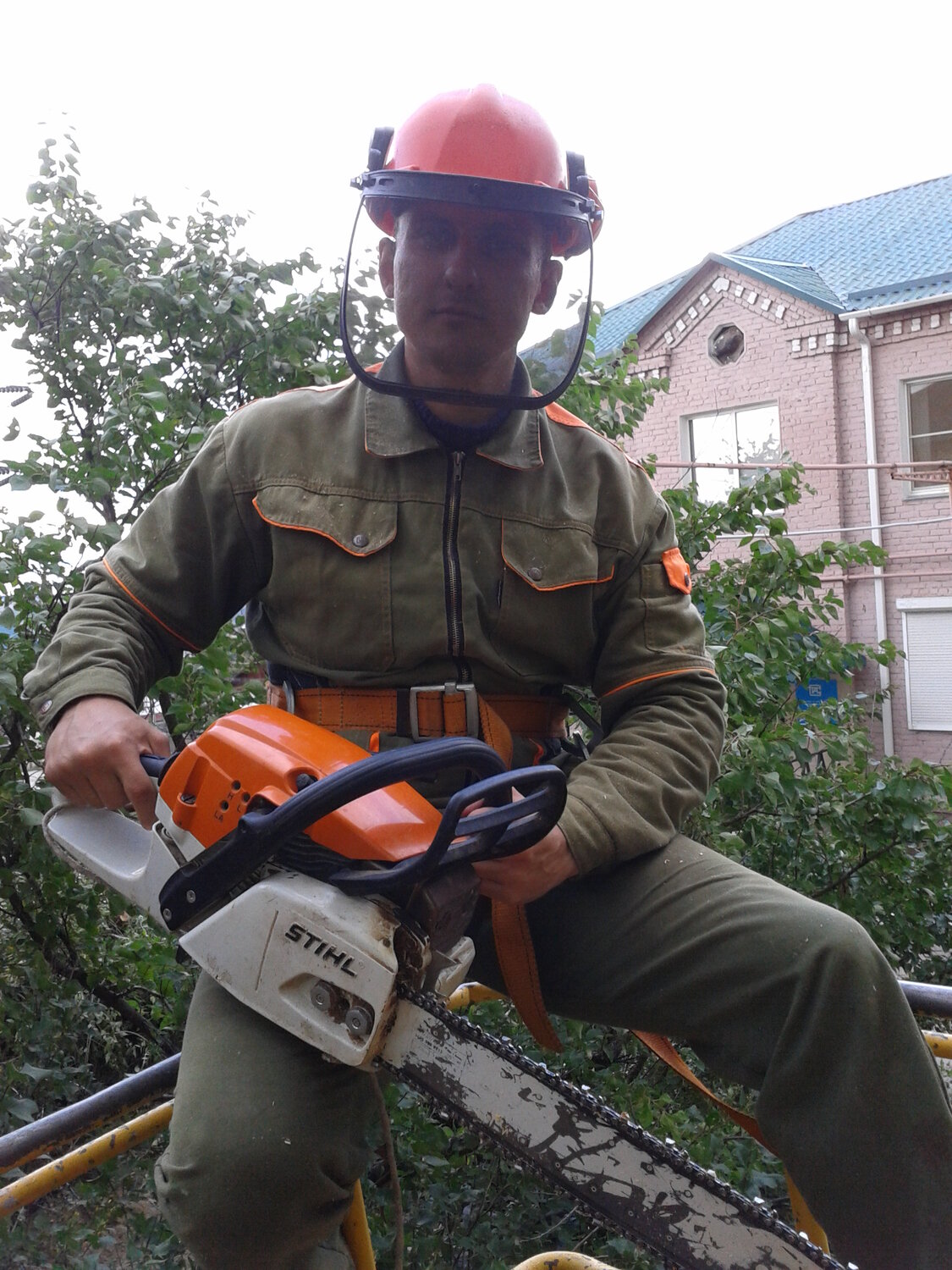 бензорез stihl, спил деревьев в волгограде, услуги бензопилы, лесоруб с бензопилой, бензорез stihl-500i