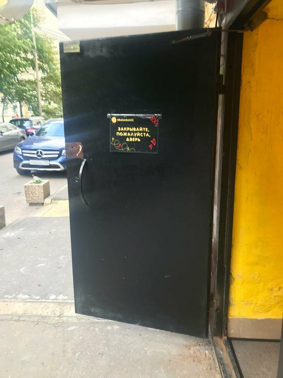 смешные надписи, надписи приколы, дверь подъезда, помещение свободного назначения, открыто