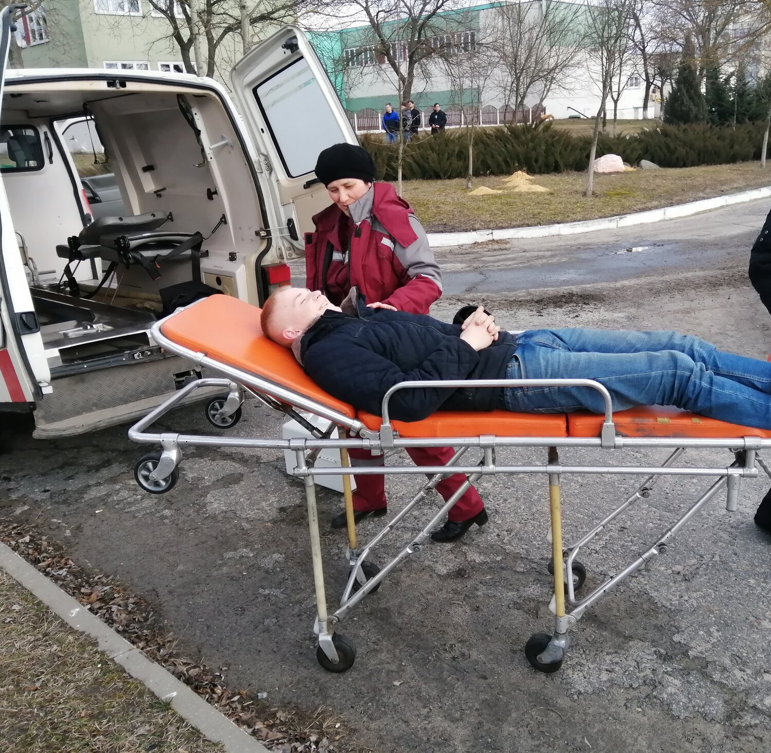 скорая медицинская помощь, носилки скорой помощи, носилки на колесах, медицинская помощь, оказание скорой помощи