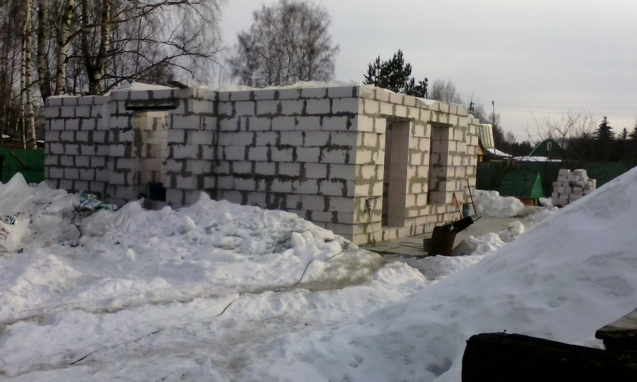 блоки газосиликатные зимой, дом из пеноблоков, дом из 100 кубов пеноблока, пеноблок, недостроенный дом