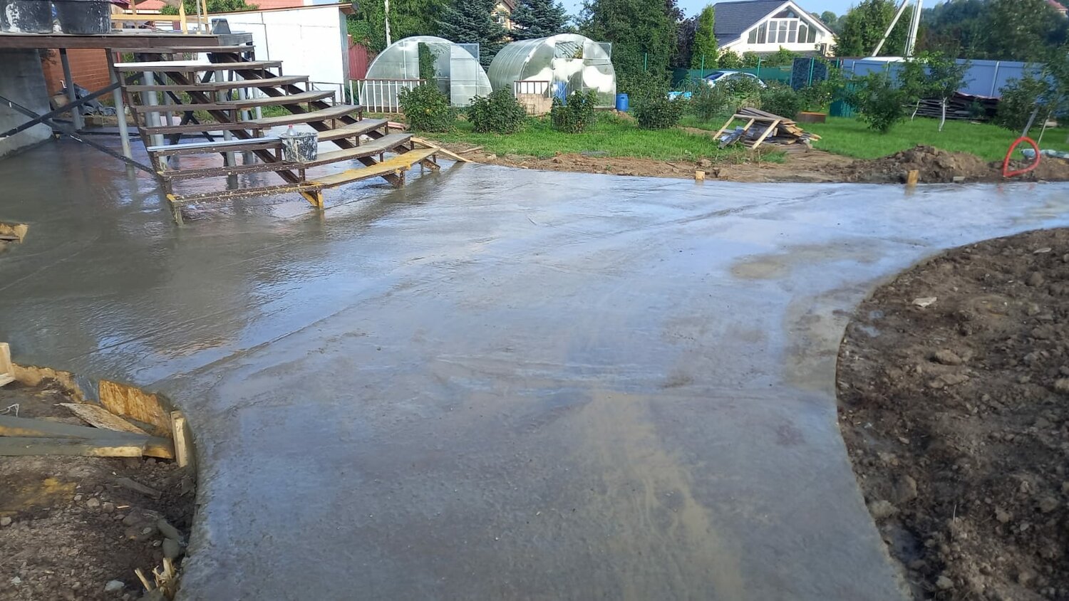 бетонная площадка, бетонирование двора, заливка двора бетоном, бетонные работы, бетонирование площадки