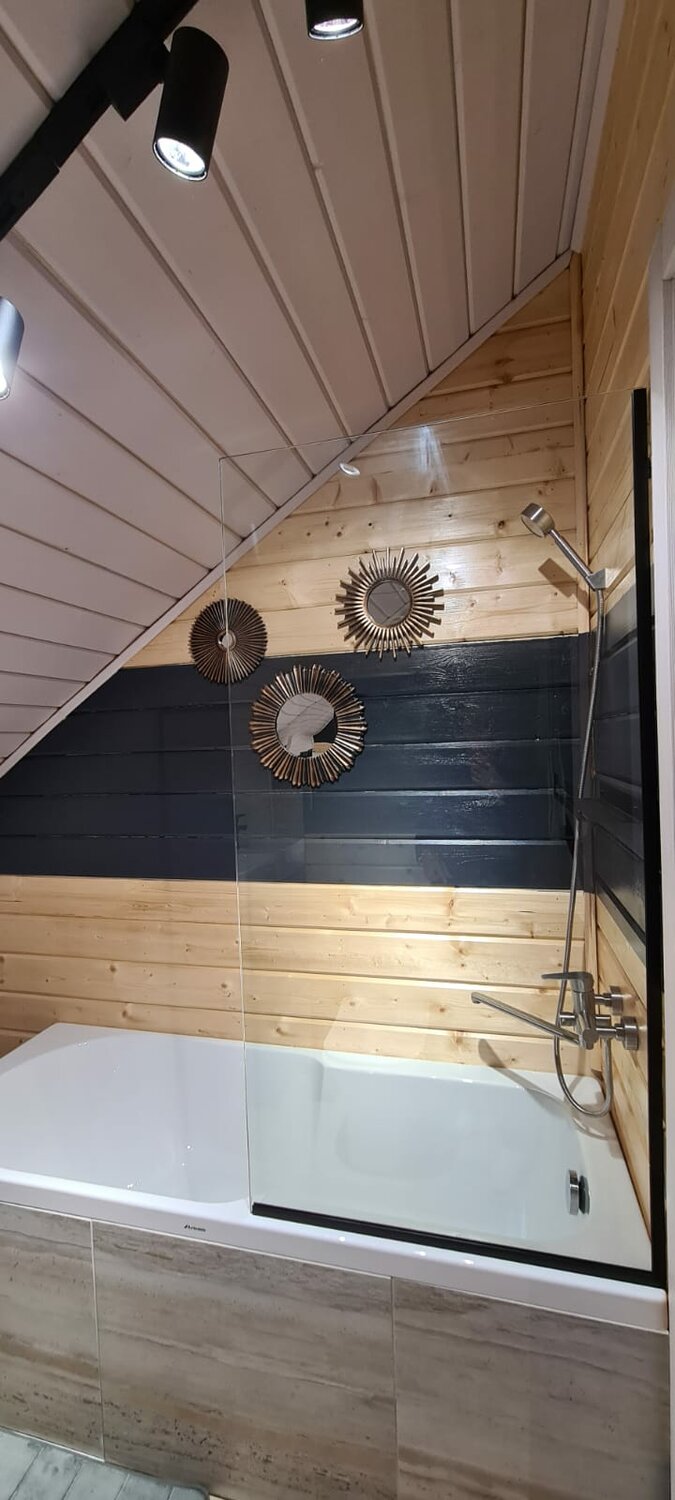 ванная в доме из клееного бруса, ванная комната в доме из бруса, ванная в деревянном доме, ванная комната в загородном доме, душ в доме из клееного бруса