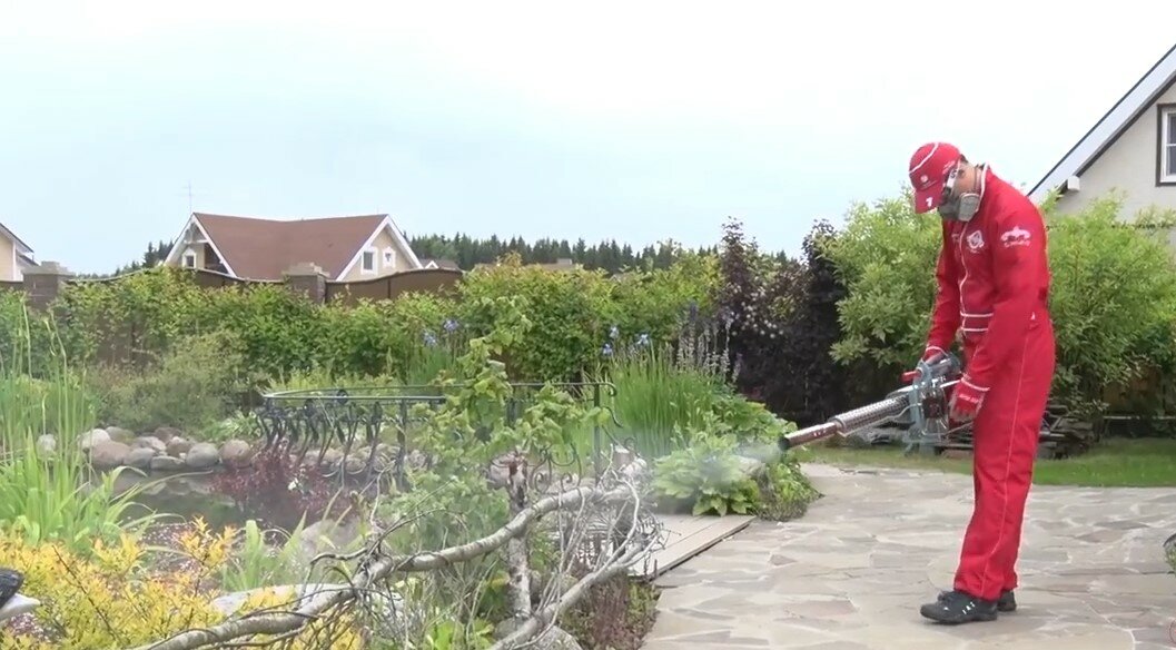 обработка участка от клещей, дезинсекция клещей на участке, дезинфекция от комаров на дачном участке, обработка от клещей, объявление обработка от клещей и комаров участка помпой