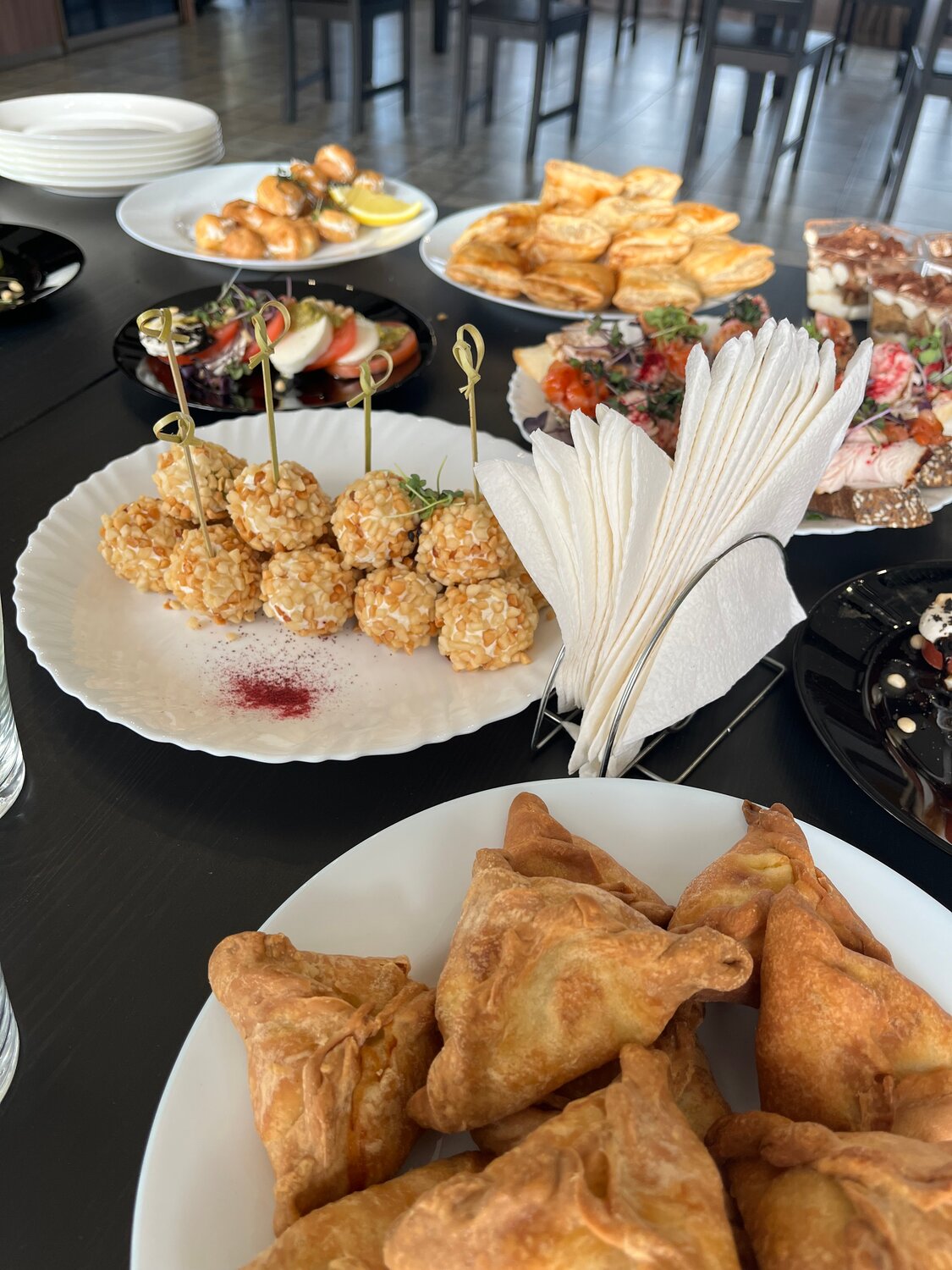 самосы, самса с мясом, предметы на столе, самса пирожки, блюда