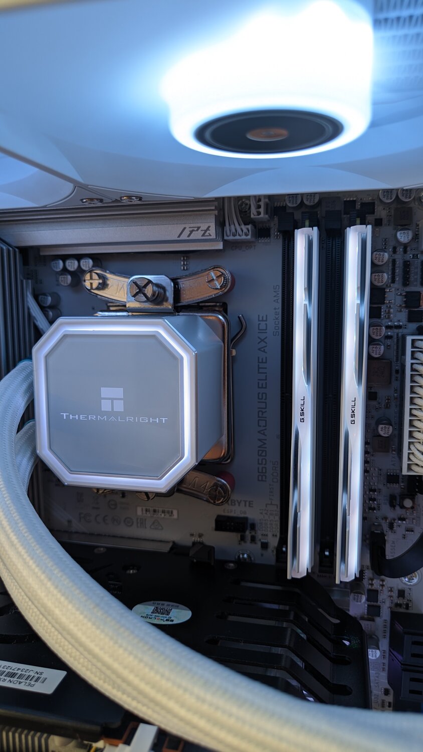 охлаждение для процессора thermalright frozen, жидкостное охлаждение для процессора thermalright, охлаждение для процессора, thermalright frozen prism 360, водяное охлаждение для процессора