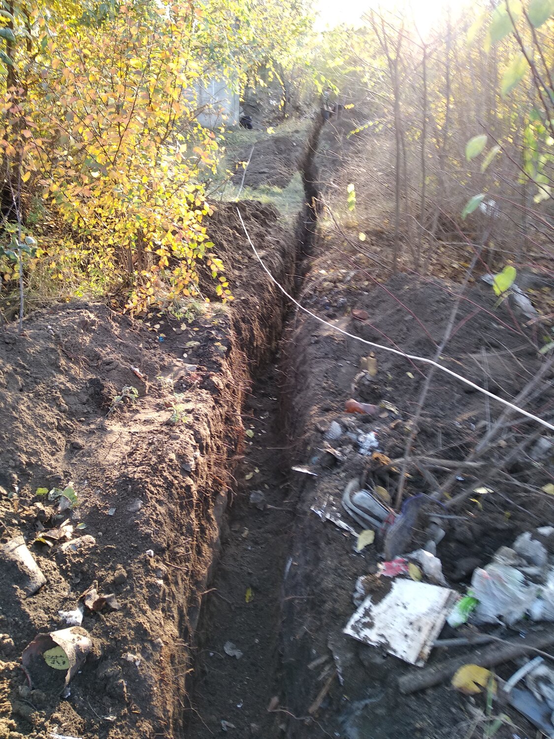 траншея, копка водоотводных канав, канава, сухая канава, отвод родника с участка