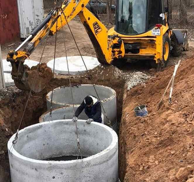 копка колодца экскаватором, установка септика экскаватором, jcb копает септик, монтаж жби колец экскаватором, техника