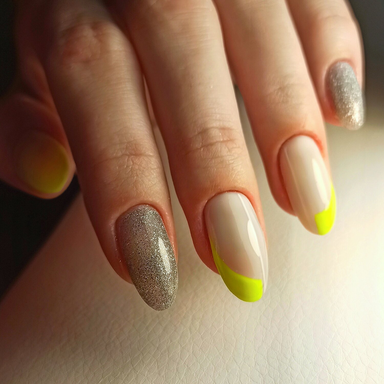 маникюры, ногти, дизайн ногтей, маникюр осень 2020 черный с желтым, гель лак