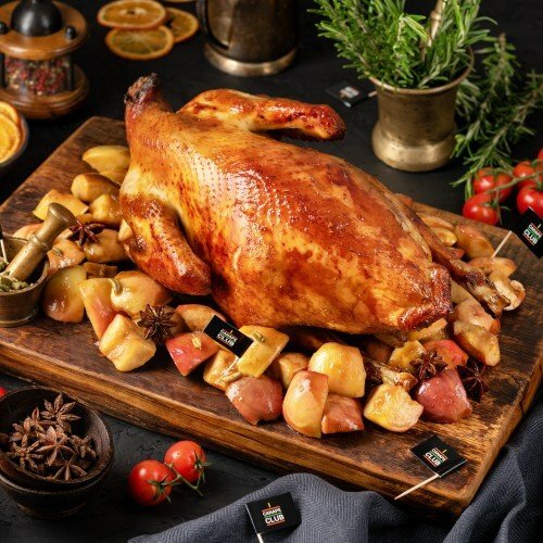 утка запеченная, индейка запеченная, запеченная индейка. baked turkey., жареная курица, запеченный гусь с овощами