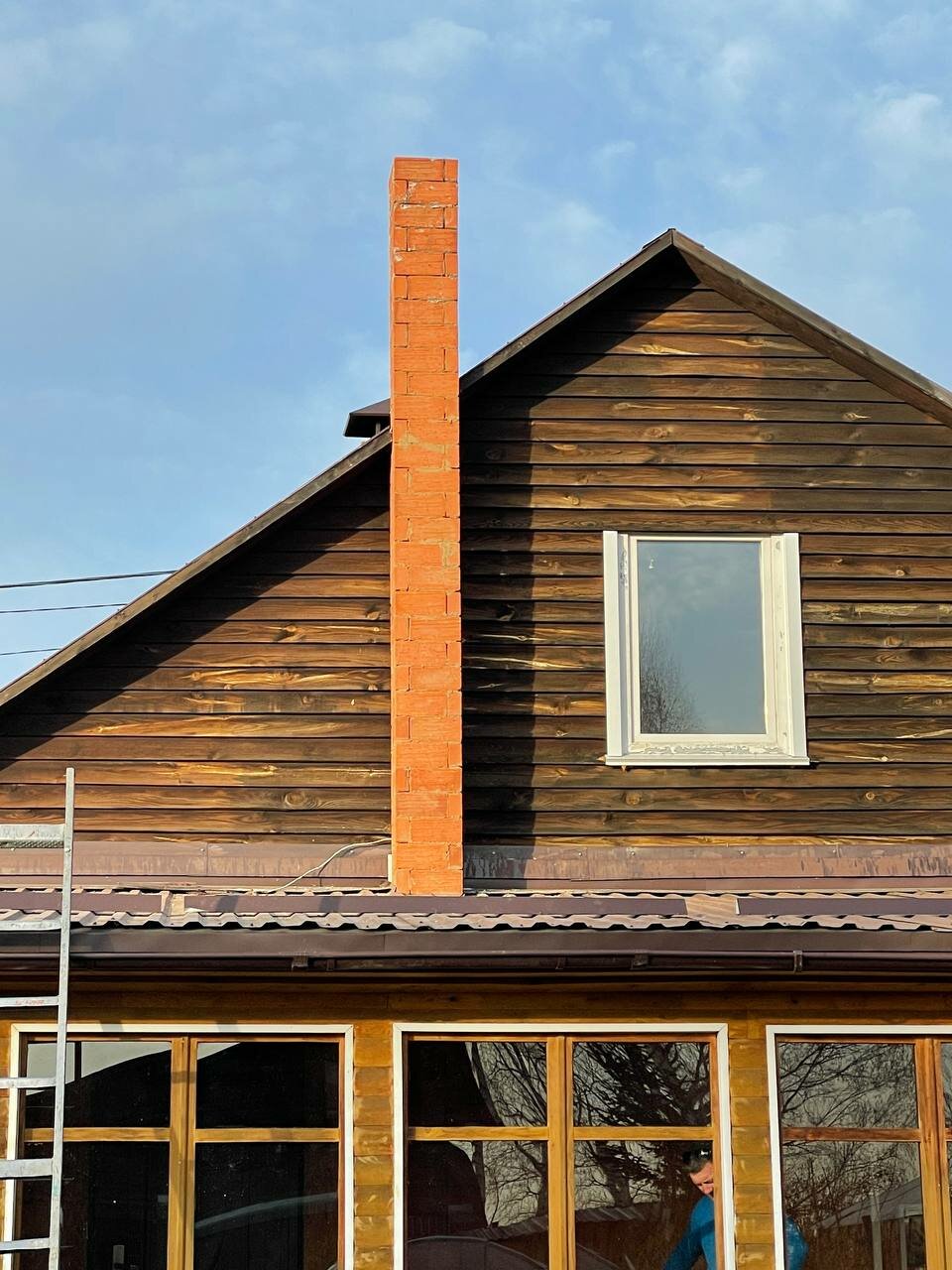 дымоход коричневый, деревянный дом, фронтоны деревянных домов, труба дымохода, сэндвич дымоход