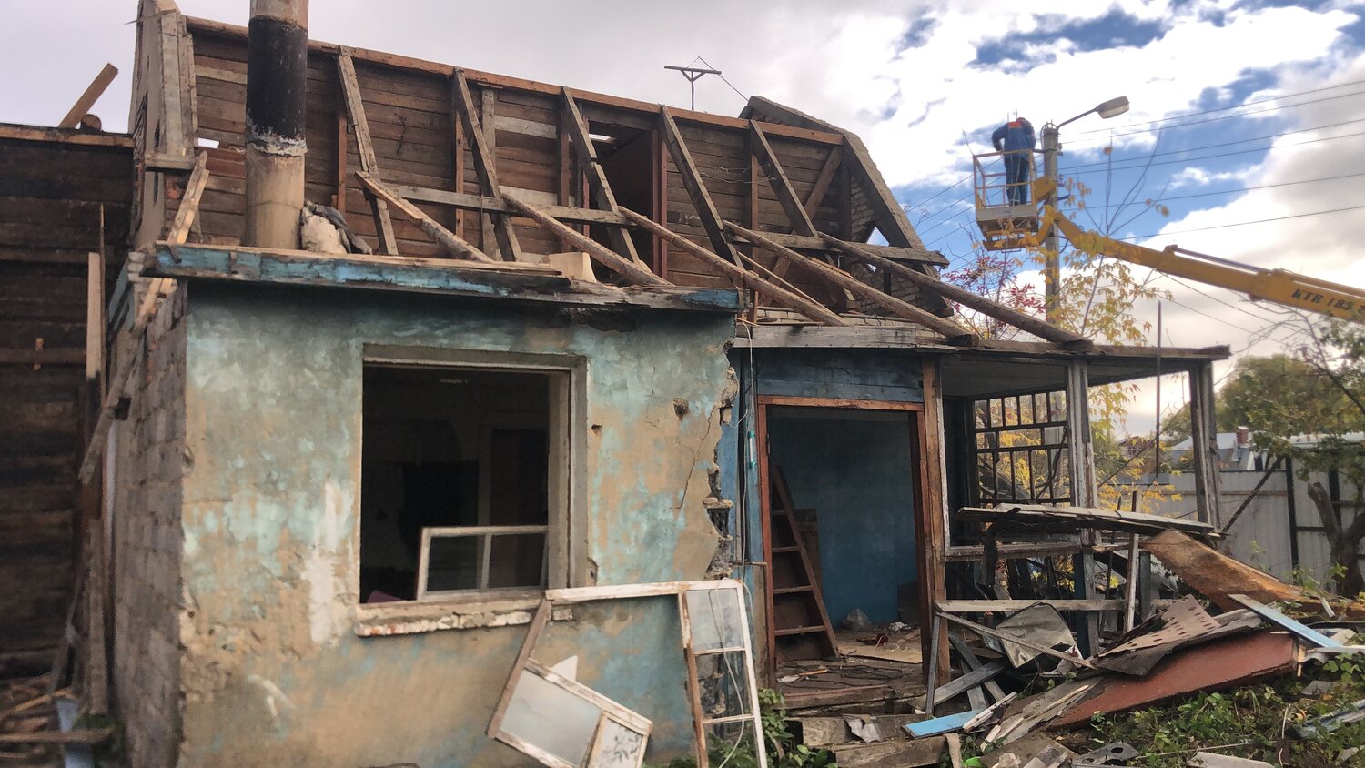 rumah, демонтаж домов вручную, демонтаж дома, демонтаж сарая, наводнение уничтожило город