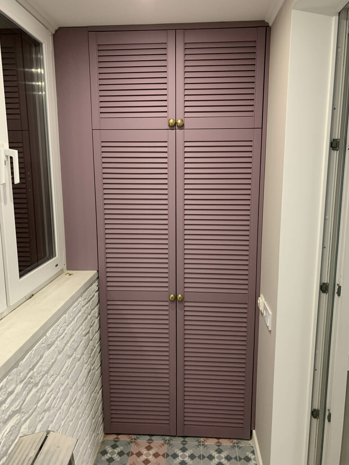 шкаф с жалюзийными дверцами, жалюзийные двери, жалюзийная дверь эстет, жалюзийные двери купе, встроенный шкаф с жалюзийными дверцами