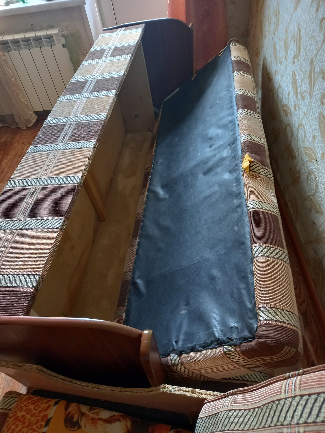 дивана, диван старый, диван раскладной, диваны бу, диван обивка под газету