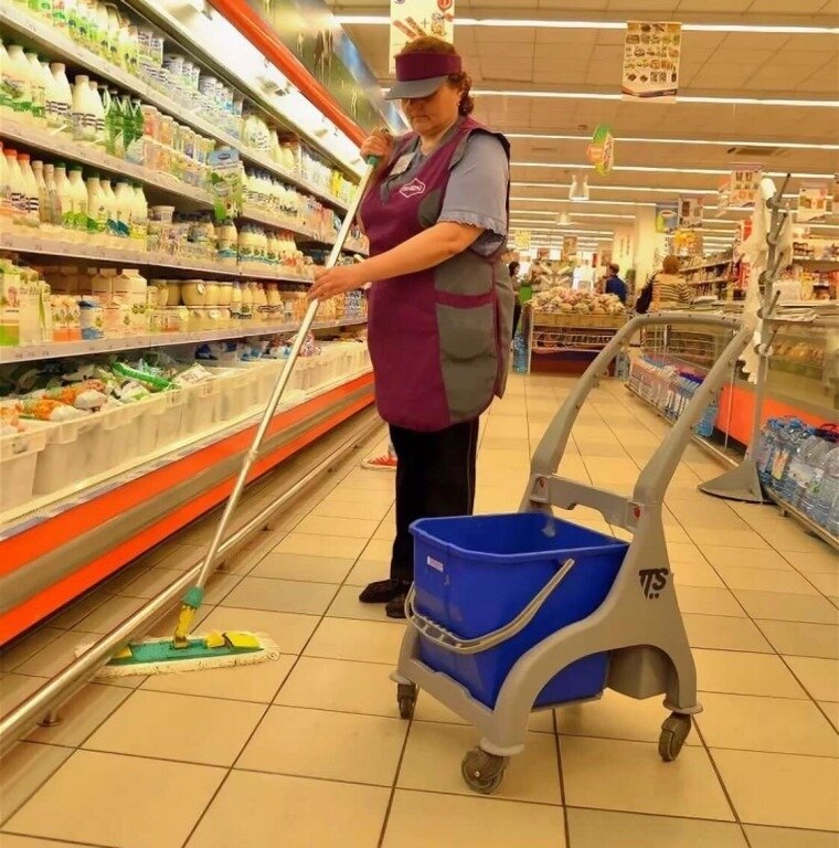 уборщик в магазине, уборщица в магазине, уборка магазина, работа уборщица, в супермаркете