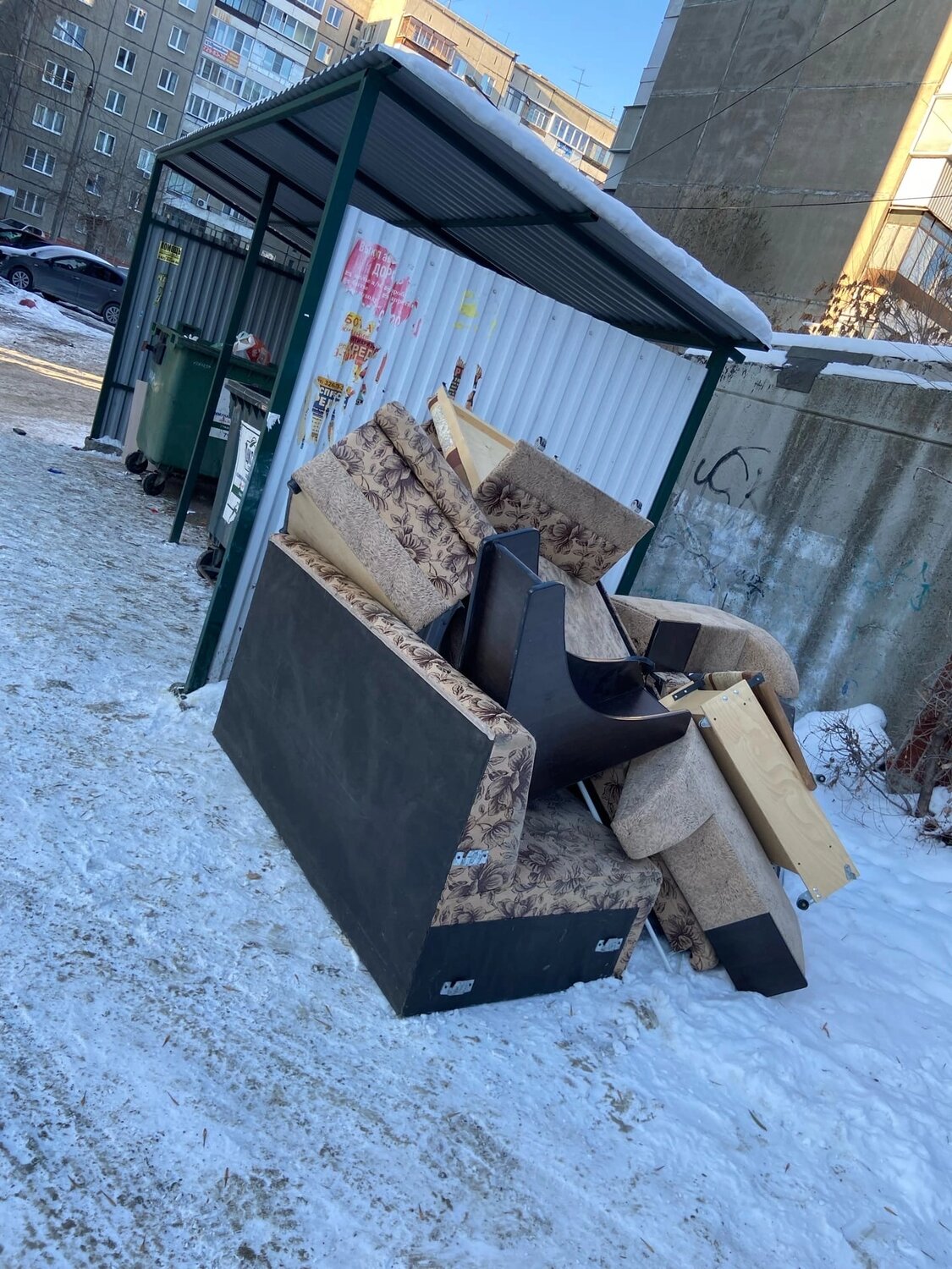 компьютер в мусорном контейнере зимой, мусор, мусорный контейнер, мусорный бак, крупногабаритный мусор