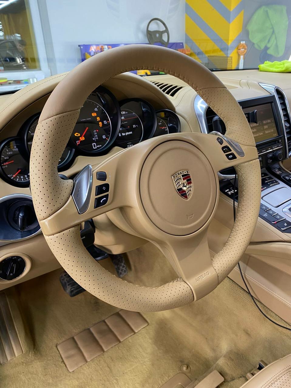 porsche, porsche cayenne 958 салон, белый порше кайен, руль cayenne 958, салон порше панамера