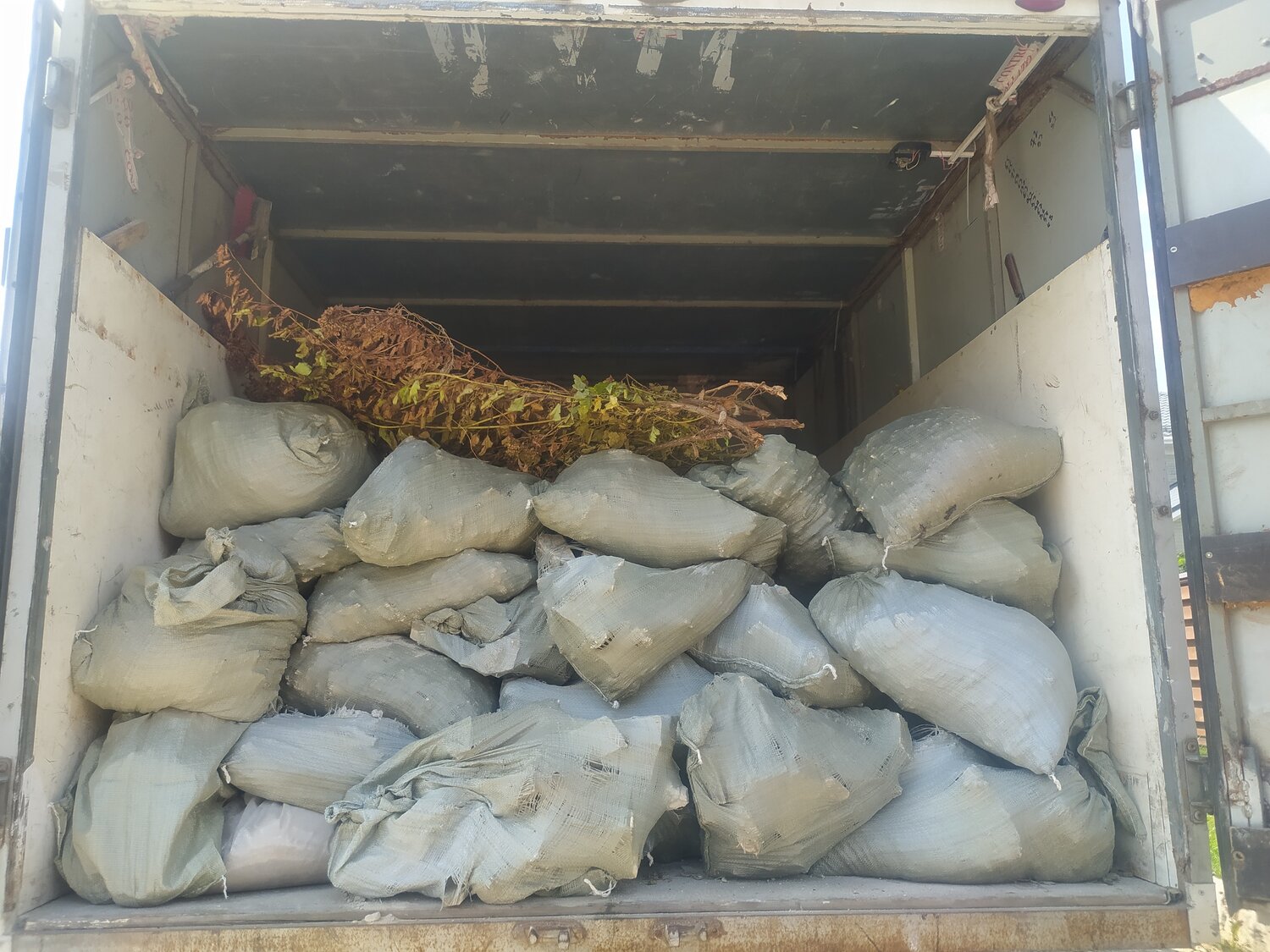 фура с мешками, фура, вывоз мусора, грузчики, вывоз строительного мусора газель