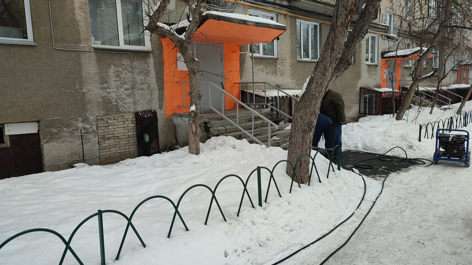 снег во дворе, выпал снег, во дворе, убирает снег, снегопад во дворе мкд